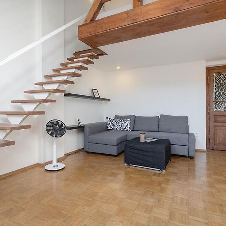 Bright And Spacious Attic Apartment Praha Bagian luar foto